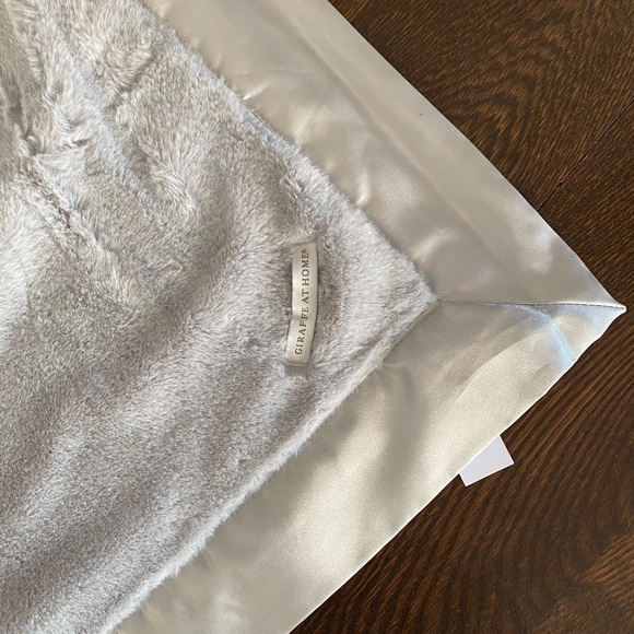 GIRAFFE AT HOME NWT Luxe Throw Luxe - Picture 5 of 9